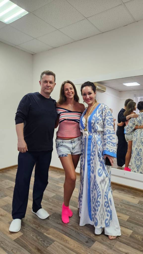 Полосатый топ и джинсовые шорты