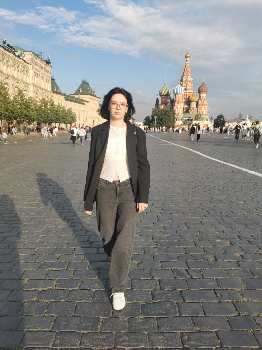Черный оверсайз пиджак и темно-серые джинсы на выходные