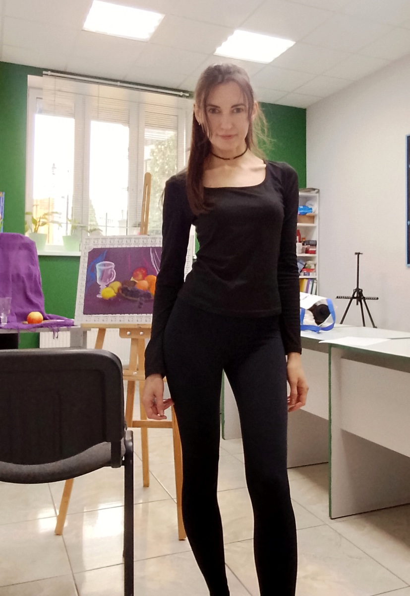 Черные леггинсы и черный лонгслив на выходные