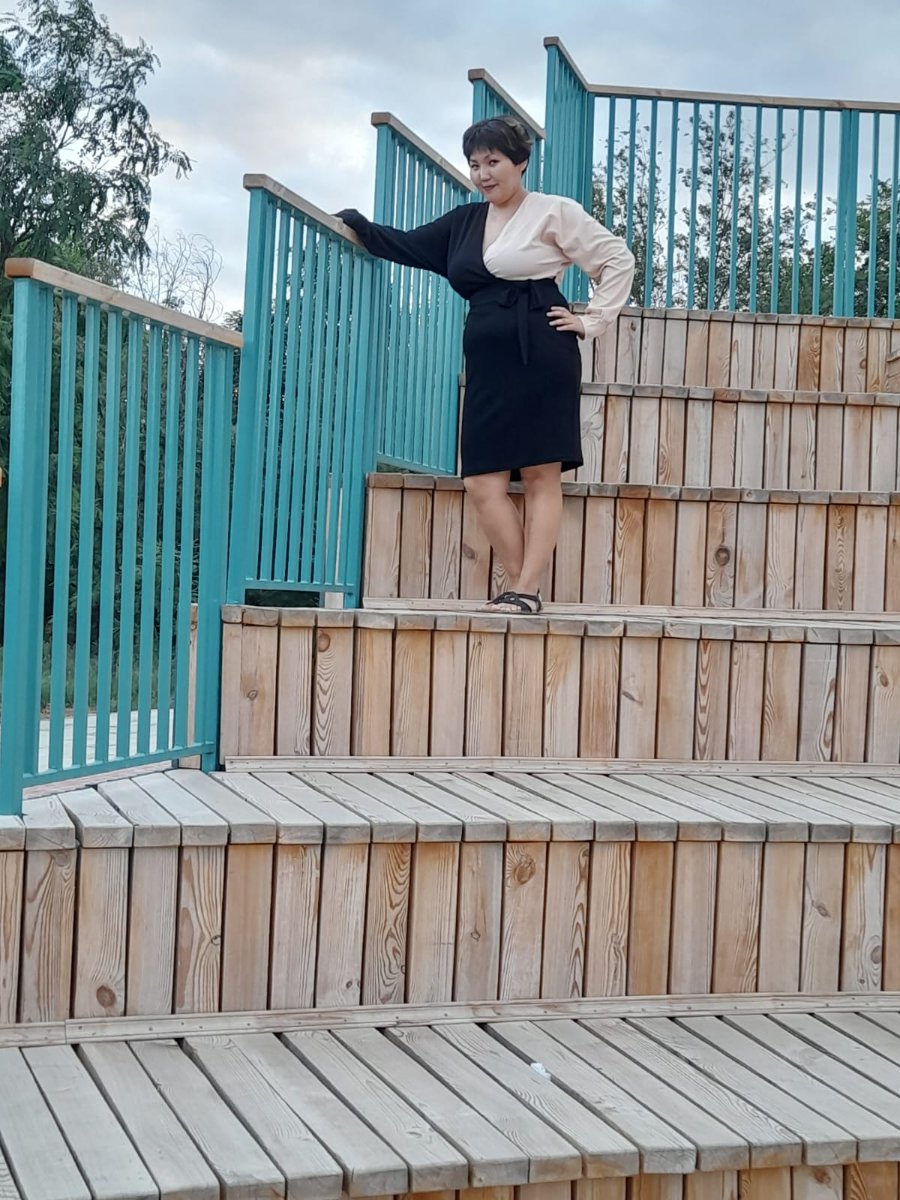 Двухцветное платье миди с запахом и чёрные сандалии