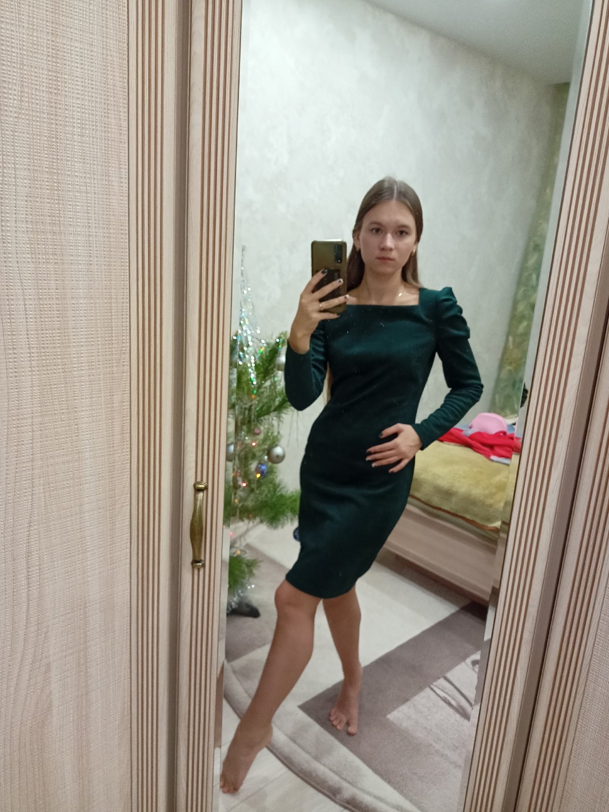 Зеленое платье футляр на вечер