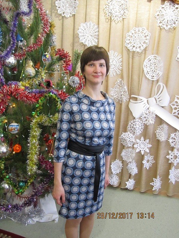 Синее платье с принтом и черный пояс-лента