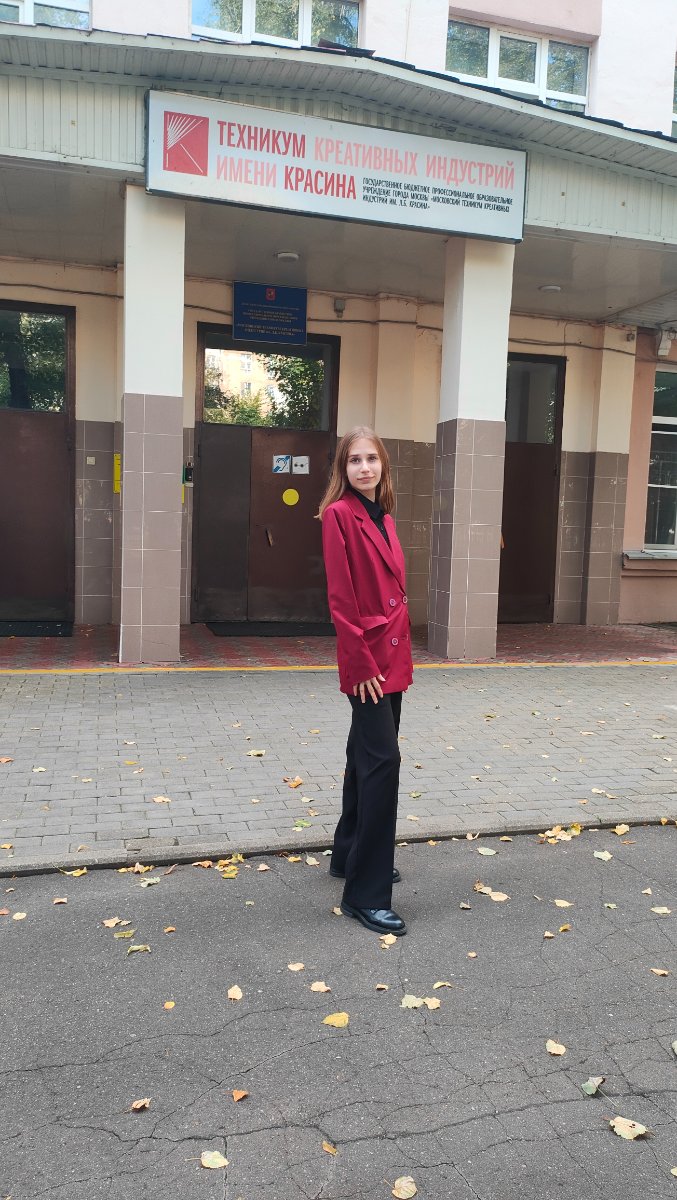 Бордовый оверсайз пиджак и черные брюки палаццо