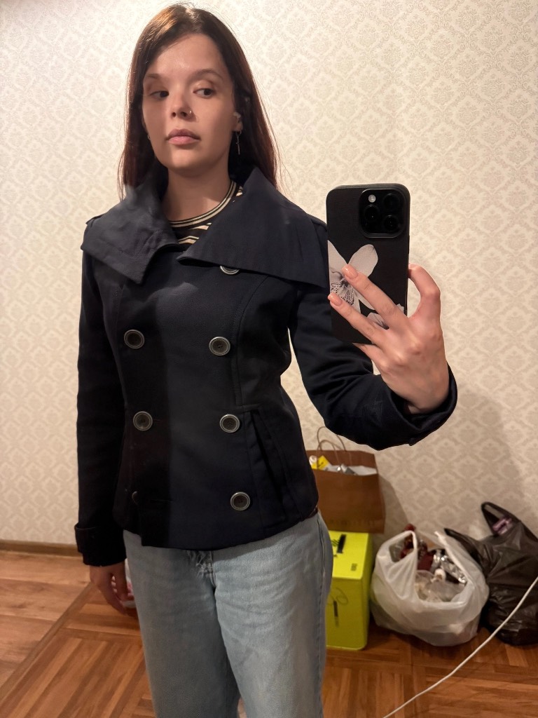 Чёрное короткое пальто и светлые джинсы на выходные