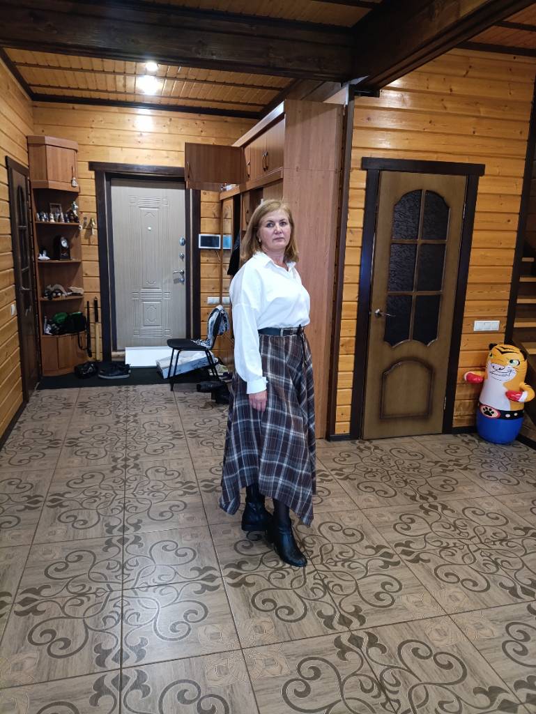 Юбка-миди в клетку и белая рубашка на выходные