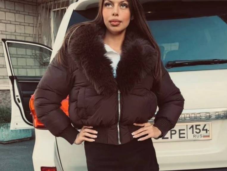 Пуховик-бомбер с мехом и чёрная мини-юбка на выходные