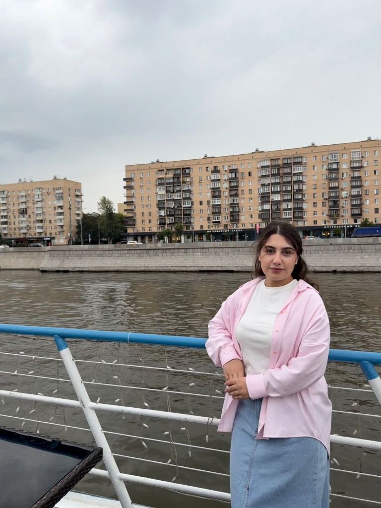 Розовая рубашка и голубая джинсовая юбка на выходные