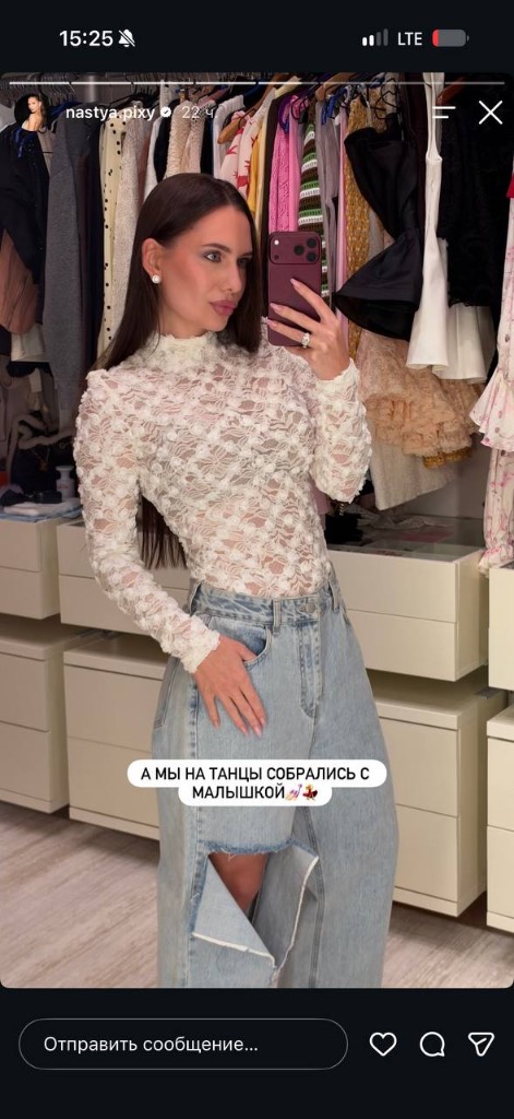 Белый кружевной топ и светлая джинсовая юбка
