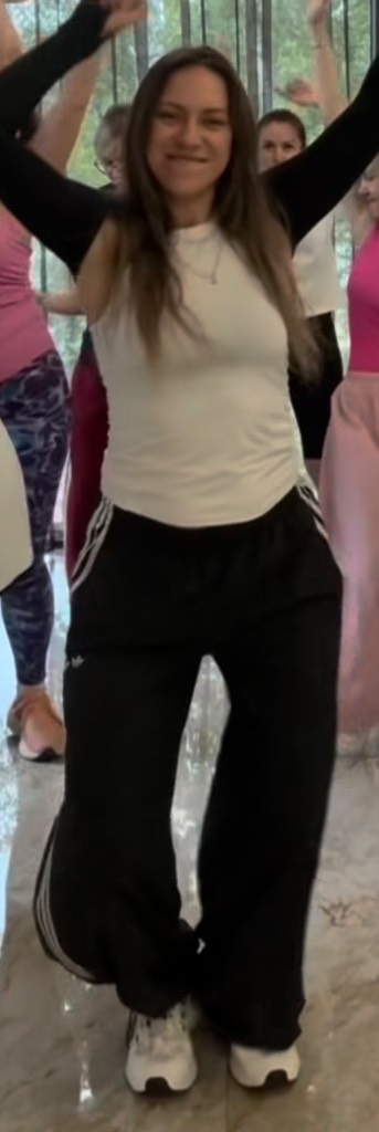 Широкие брюки adidas и чёрный лонгслив для спорта