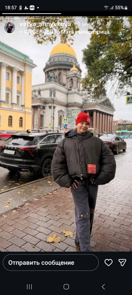 Чёрный пуховик оверсайз и серые спортивные брюки