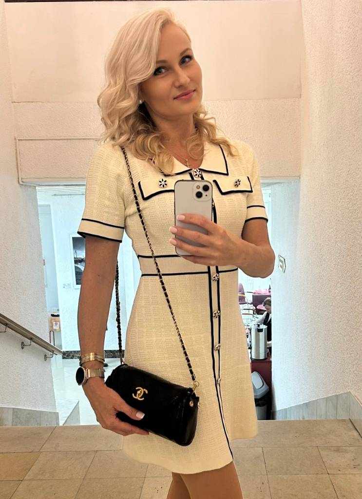 Твидовое платье кремовое и чёрная сумка chanel